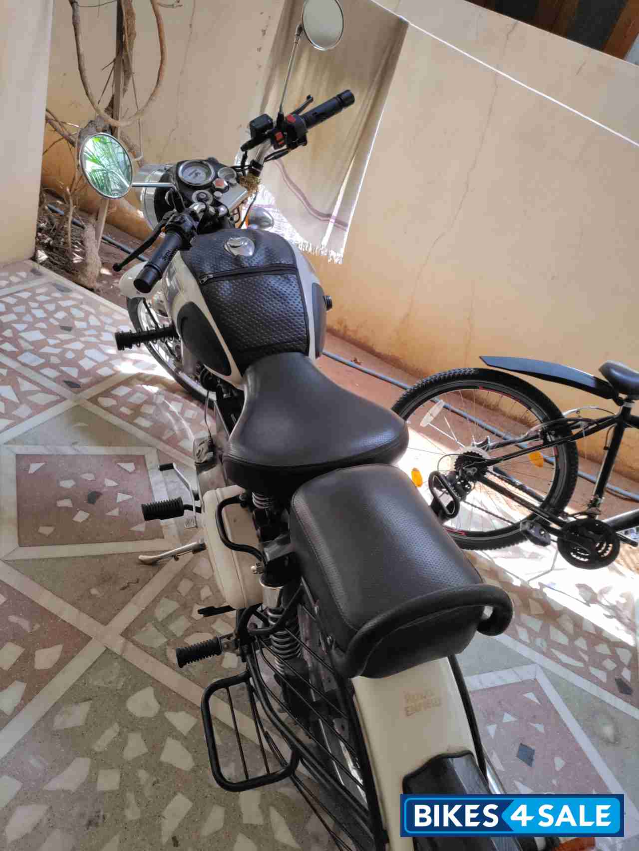 White Royal Enfield Classic 350 Single Channel BS6 White Royal Enfield Classic 350 Single Channel BS6