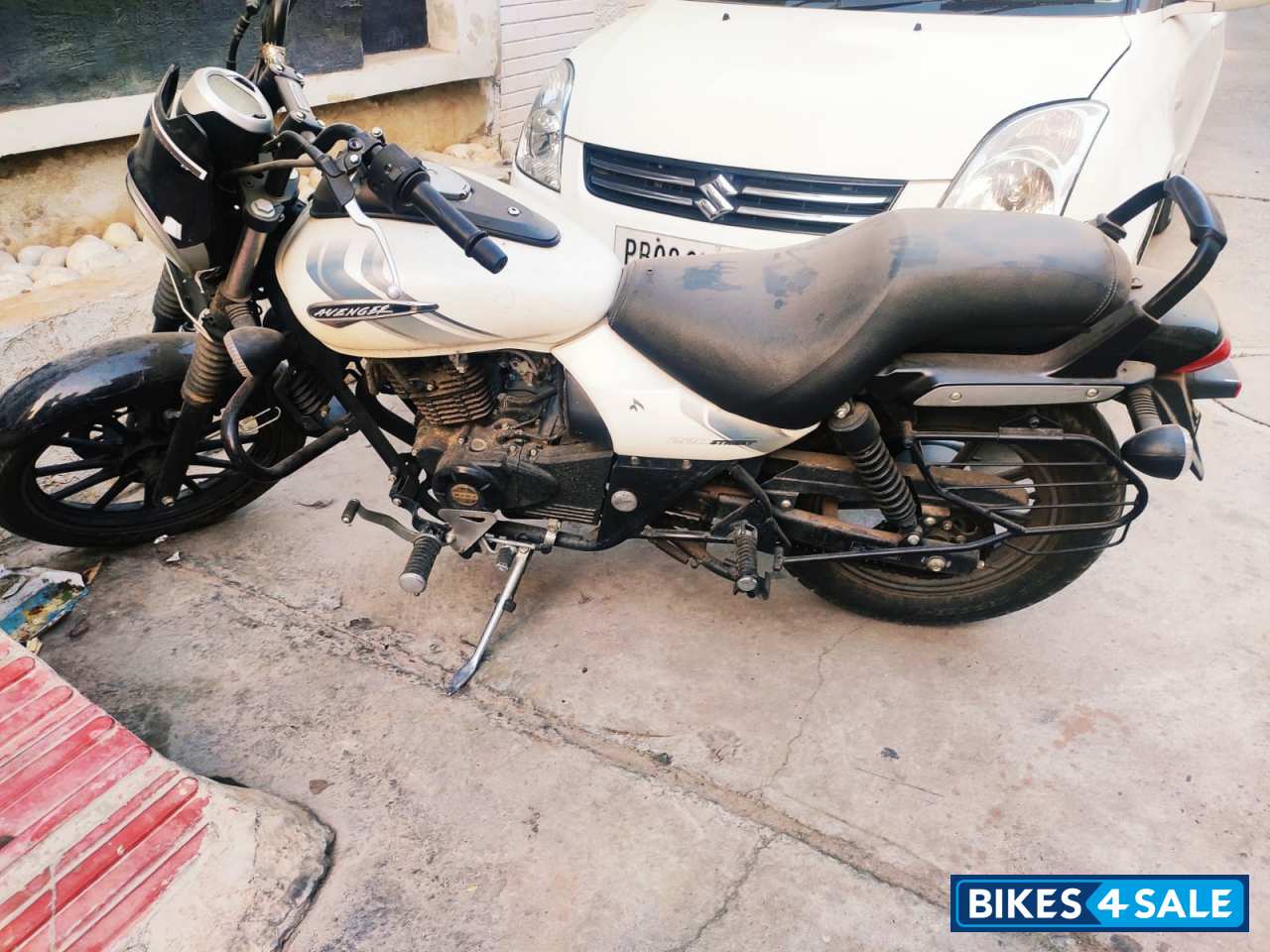 White Bajaj Avenger Street 220