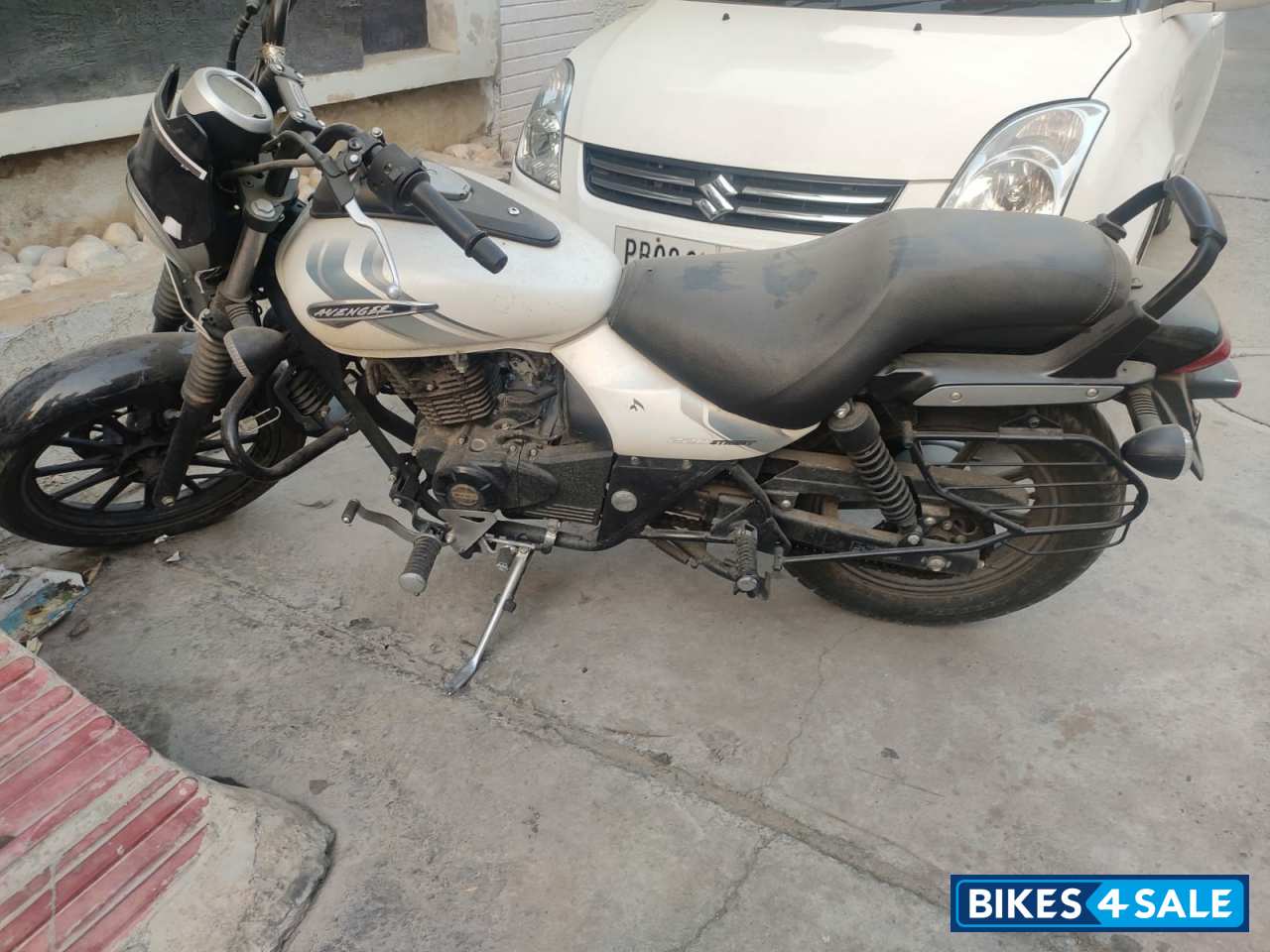 White Bajaj Avenger Street 220