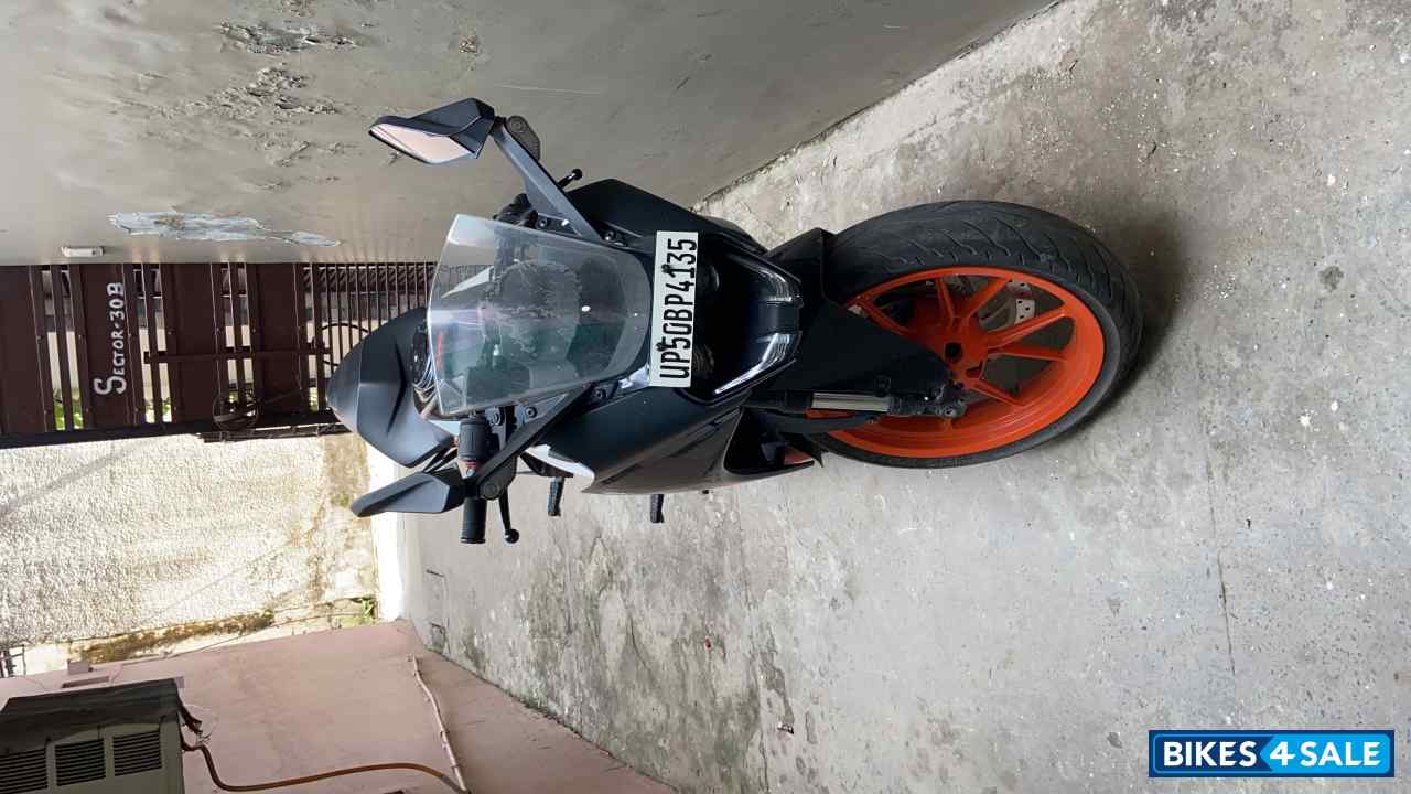 Black KTM RC 200