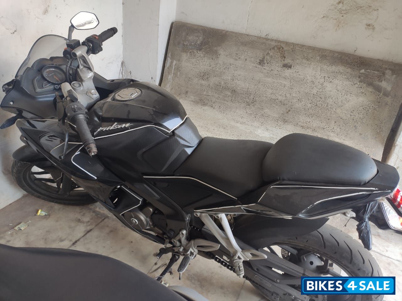 Black Bajaj Pulsar RS 200