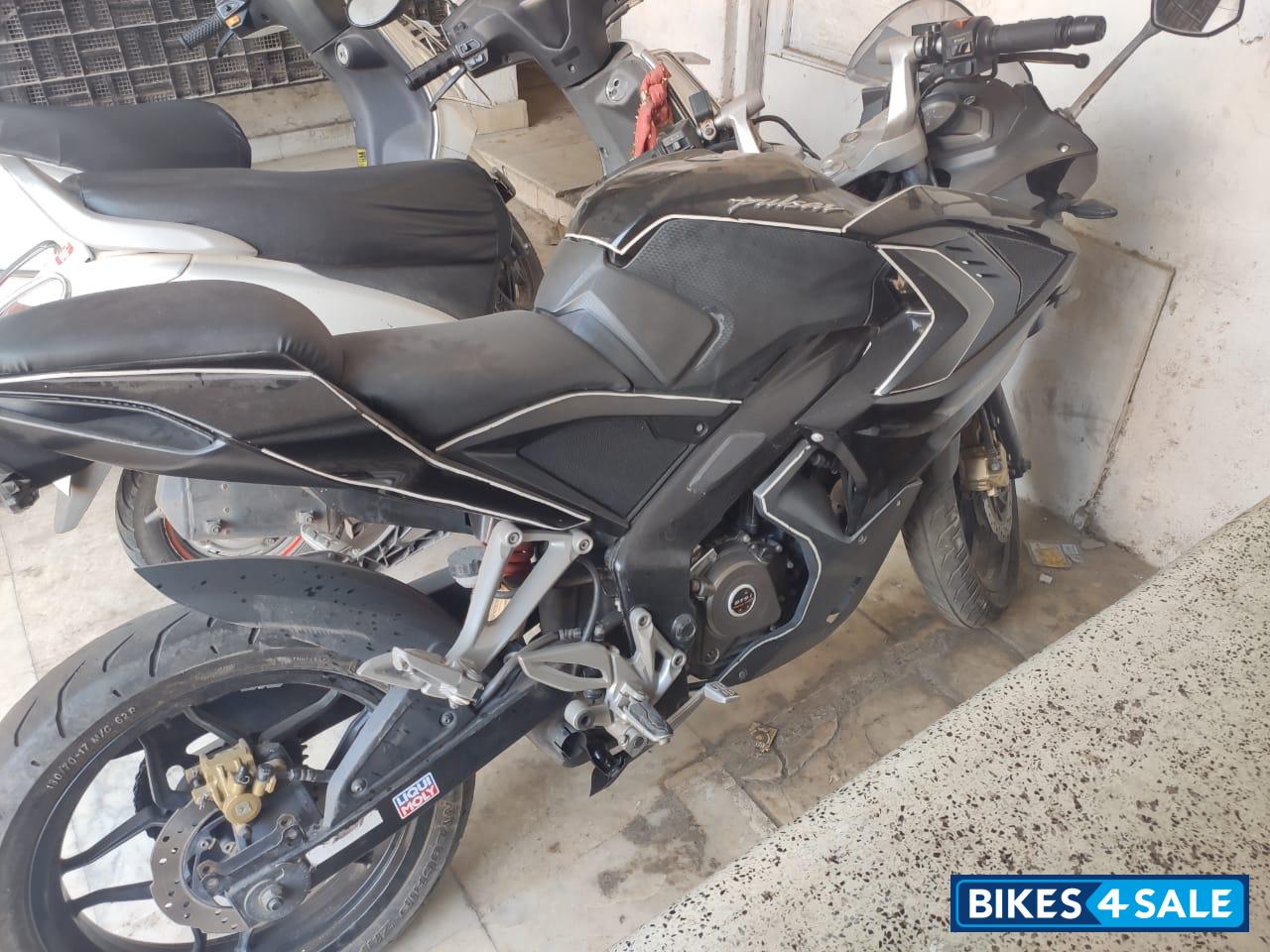 Black Bajaj Pulsar RS 200