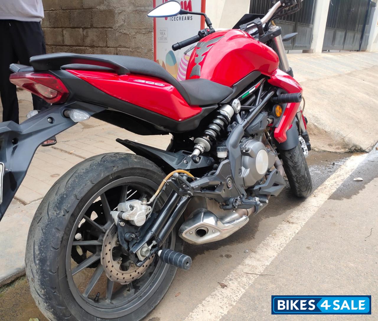 Red Benelli TNT 300
