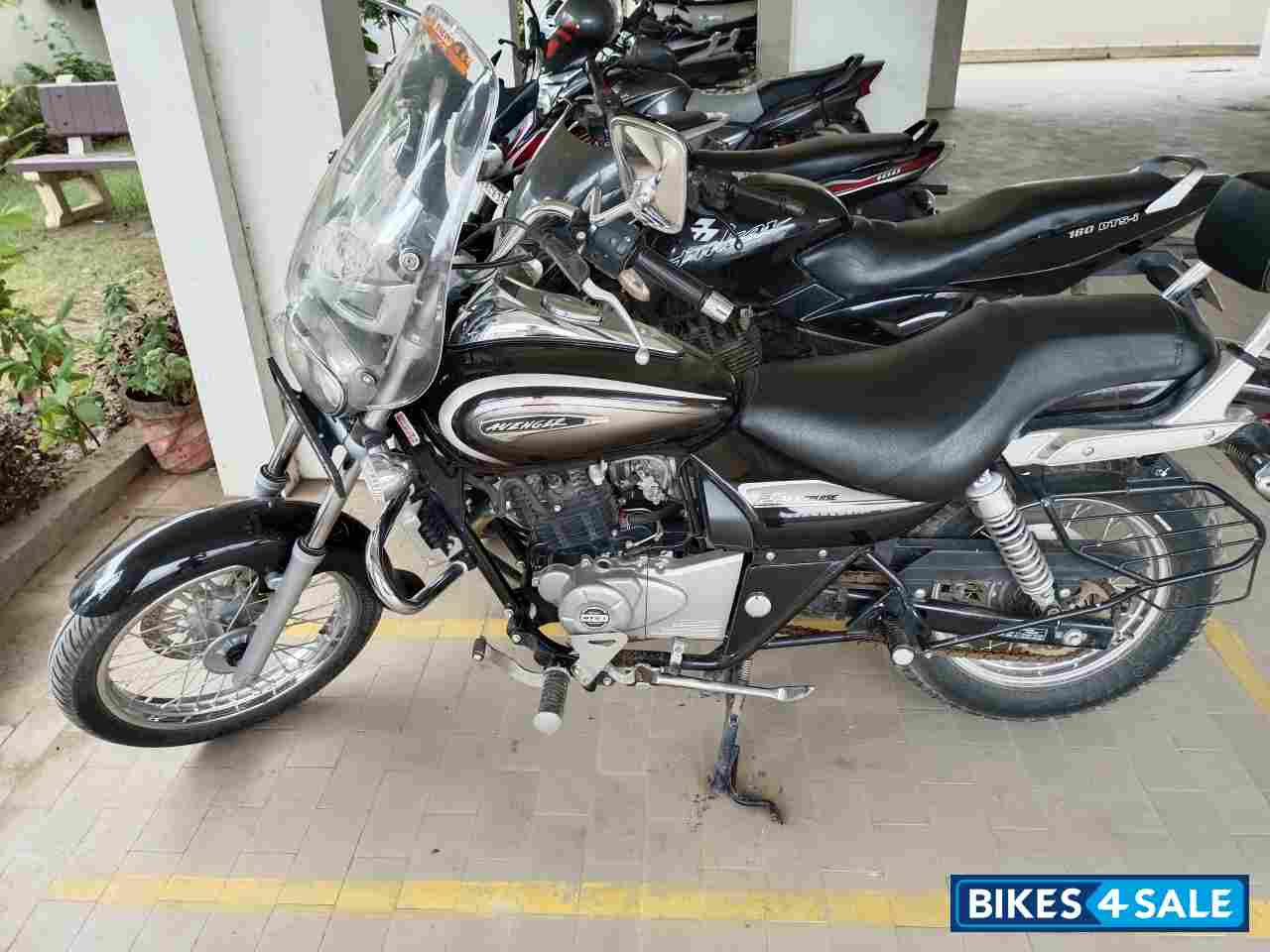 Black Bajaj Avenger Cruise 220