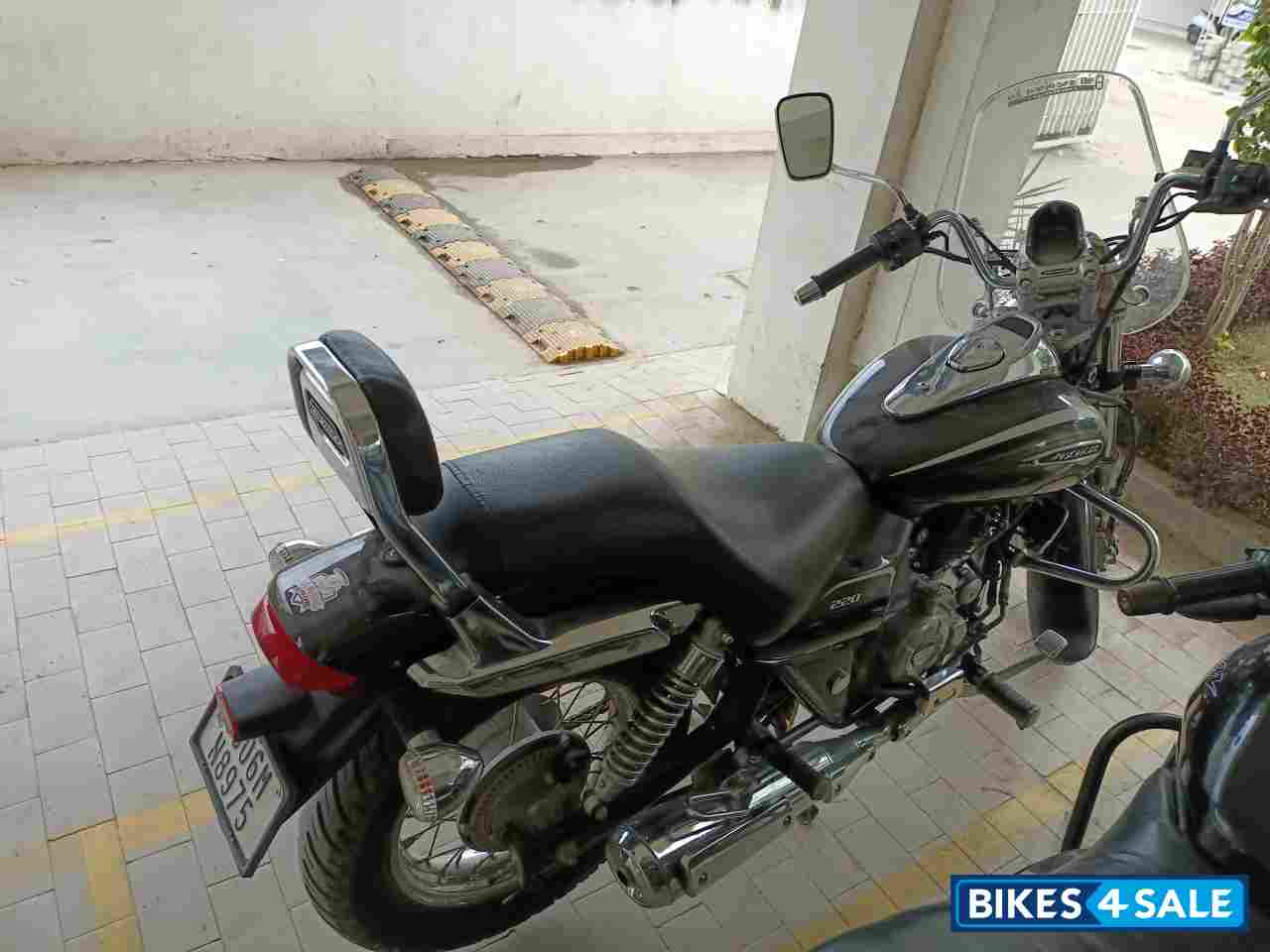 Black Bajaj Avenger Cruise 220