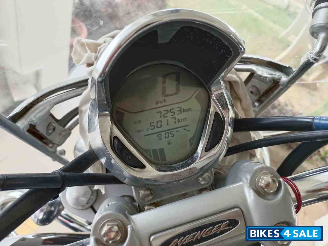 Black Bajaj Avenger Cruise 220