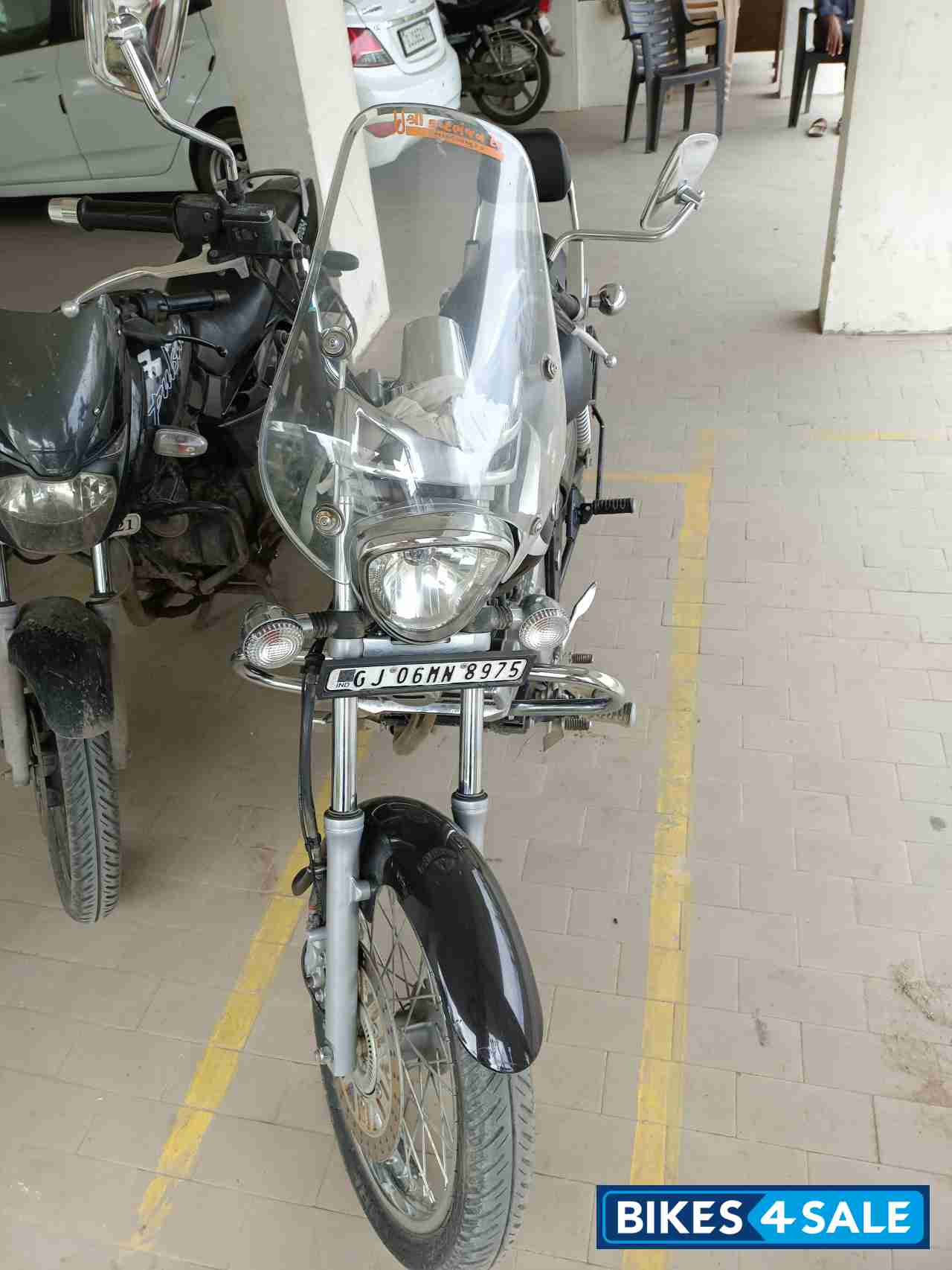 Black Bajaj Avenger Cruise 220