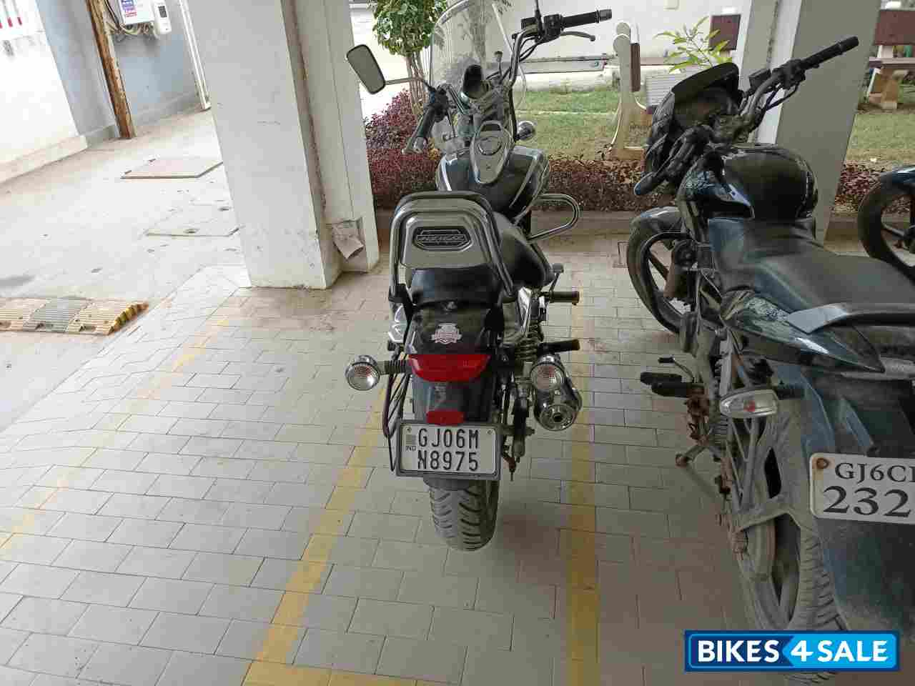 Black Bajaj Avenger Cruise 220