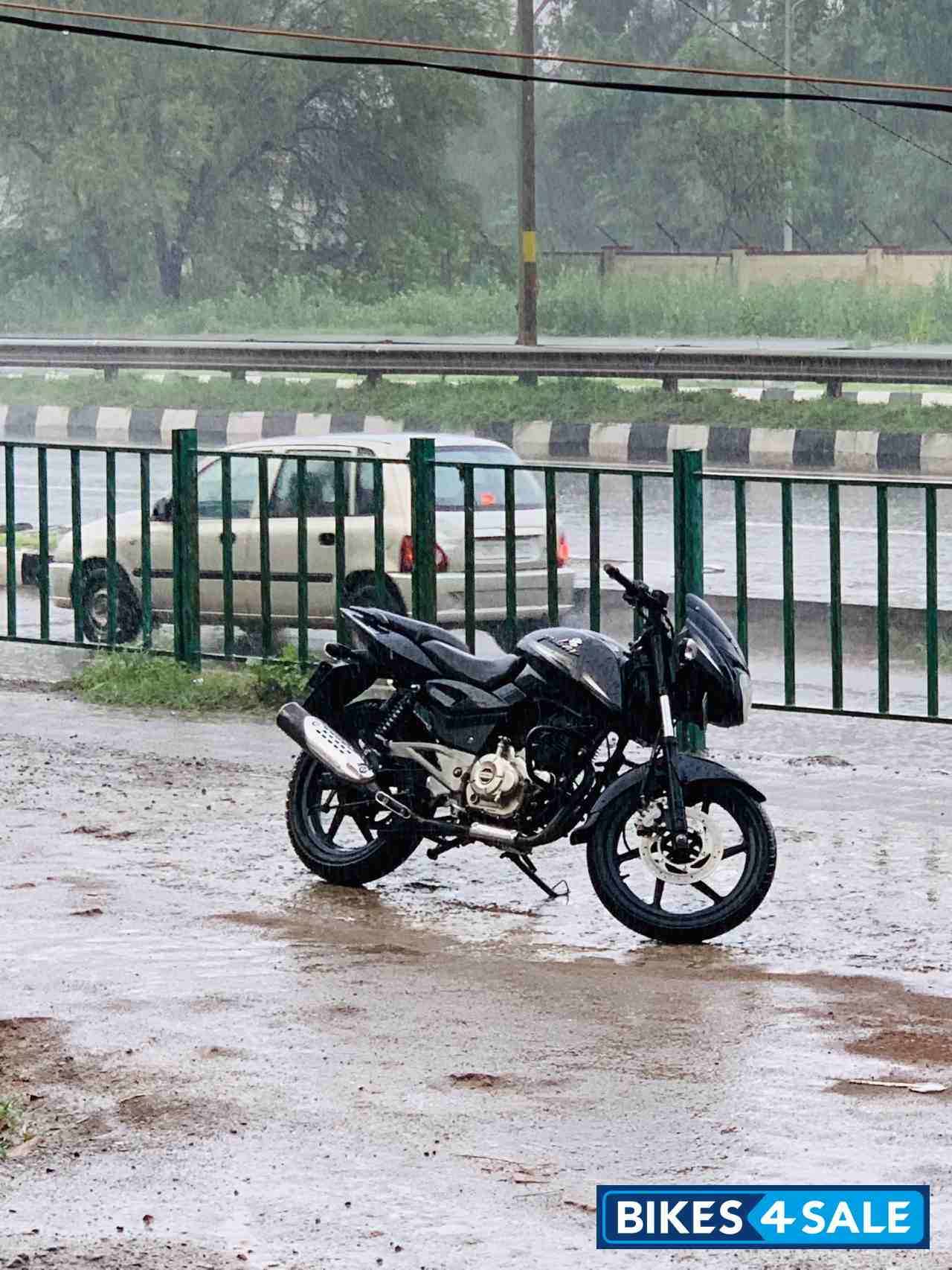 Black Bajaj Pulsar 180 DTSi