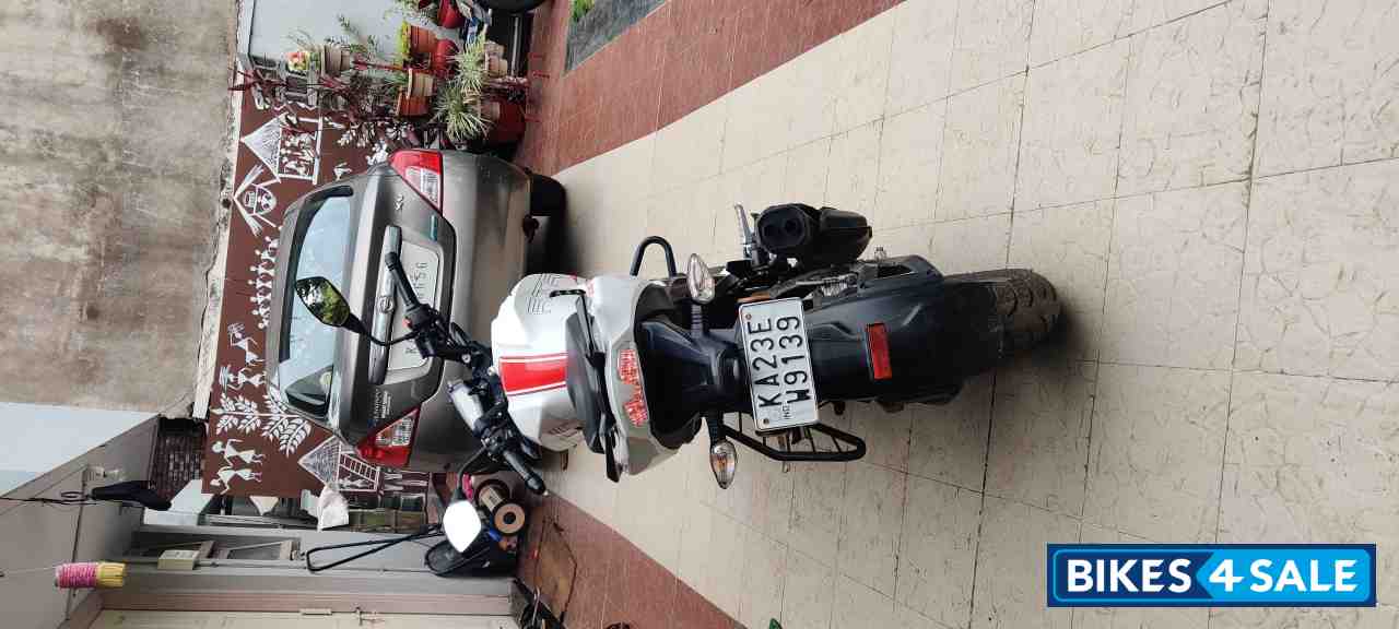 Pearl White TVS Apache RTR 200 4V 2020