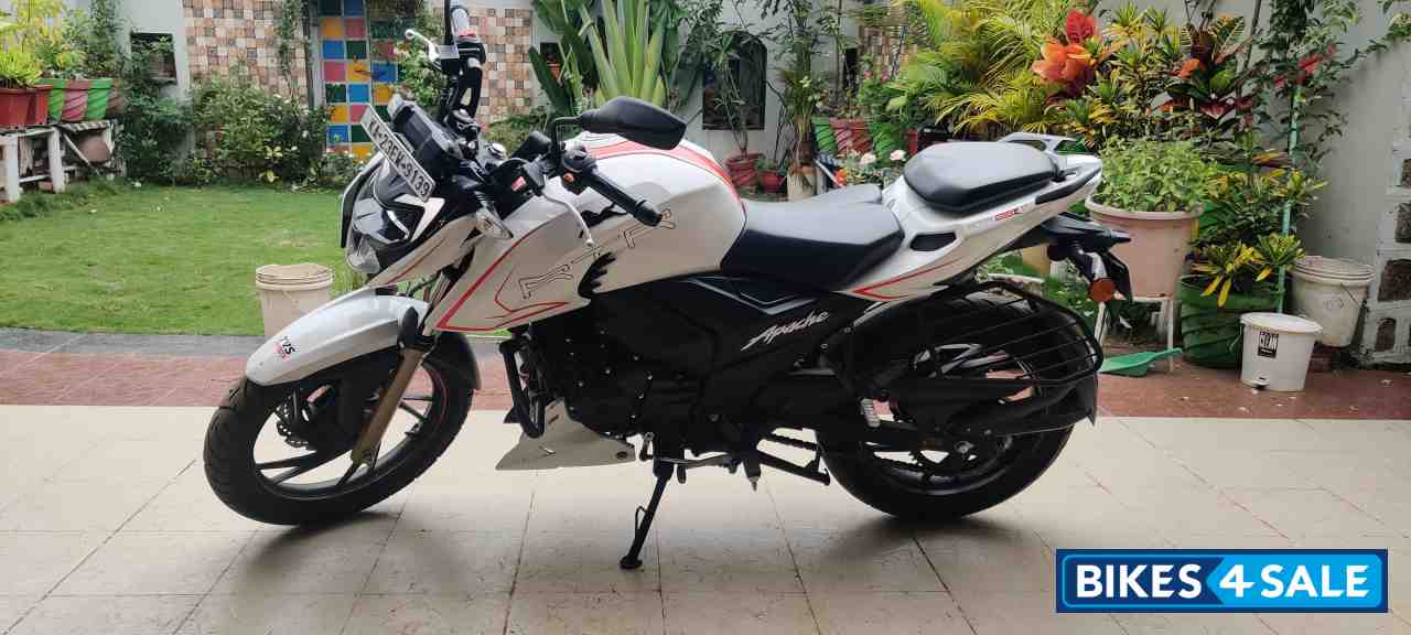 Pearl White TVS Apache RTR 200 4V 2020