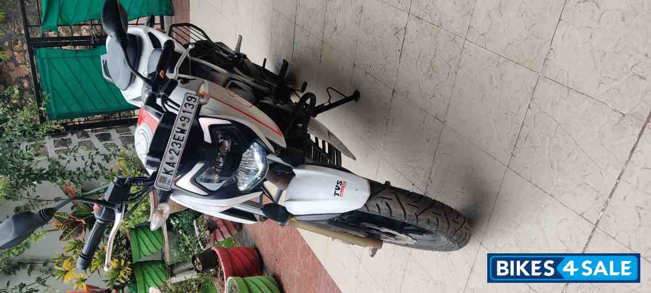 Pearl White TVS Apache RTR 200 4V 2020