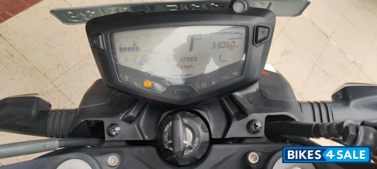 Pearl White TVS Apache RTR 200 4V 2020