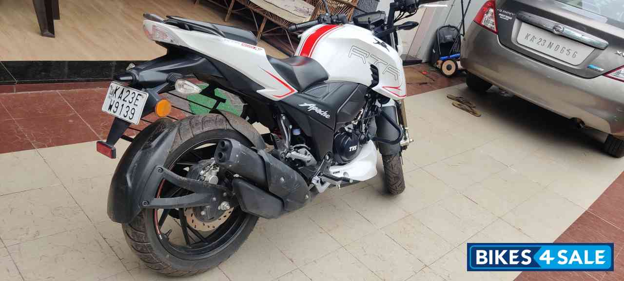 Pearl White TVS Apache RTR 200 4V 2020