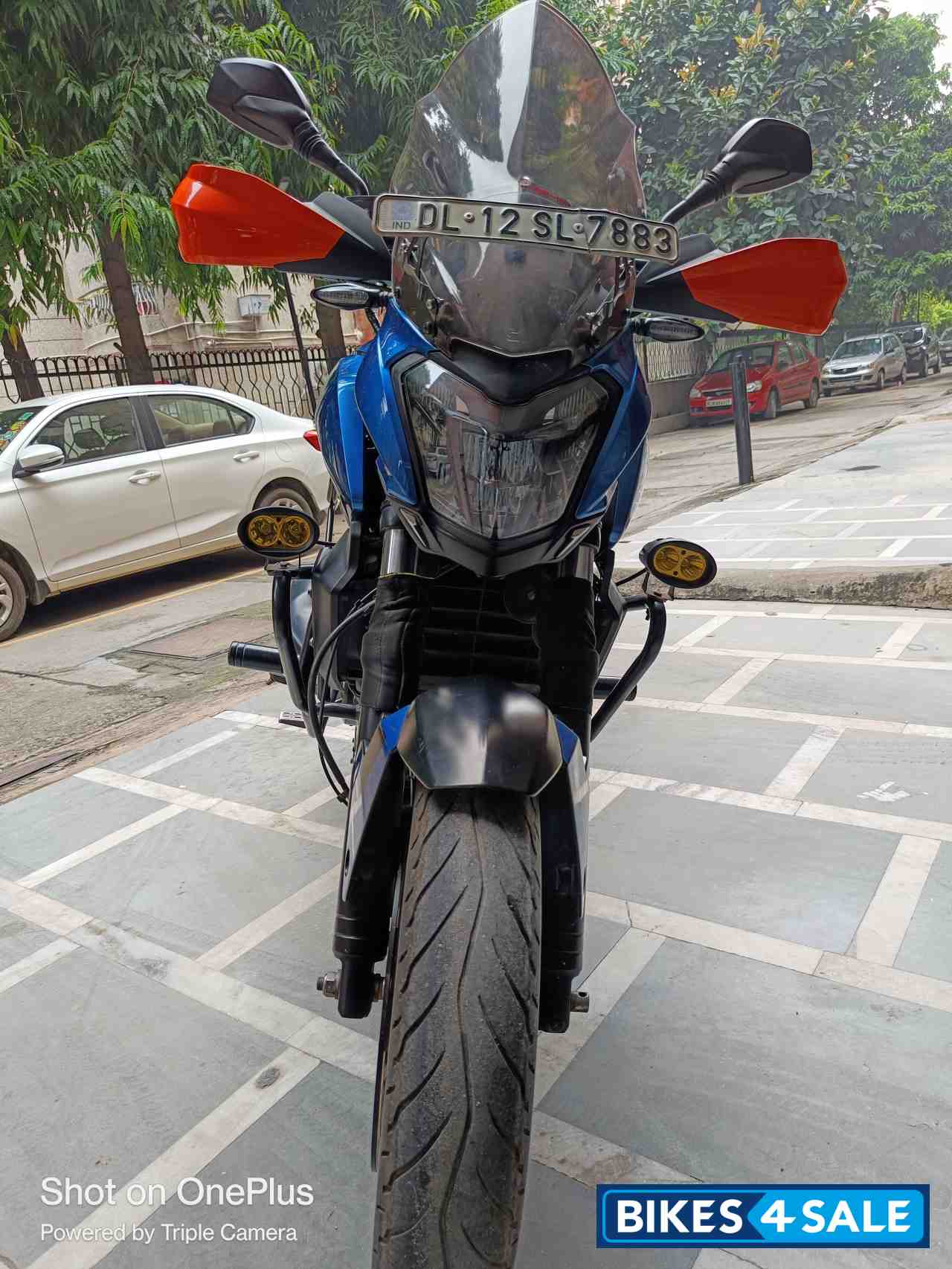 Glacier Blue Bajaj Dominar 400