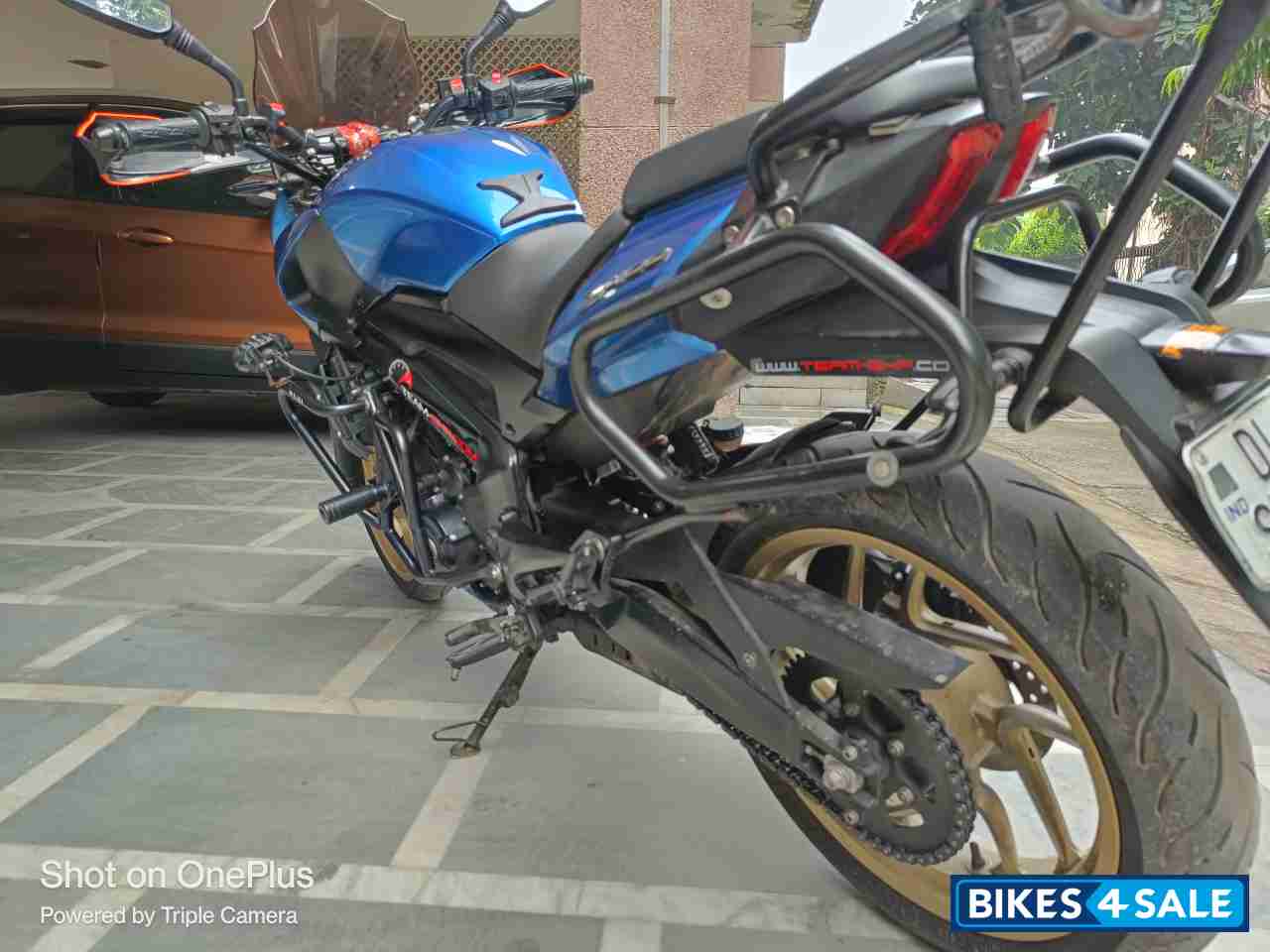 Glacier Blue Bajaj Dominar 400