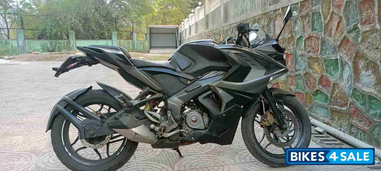 Black Bajaj Pulsar RS 200