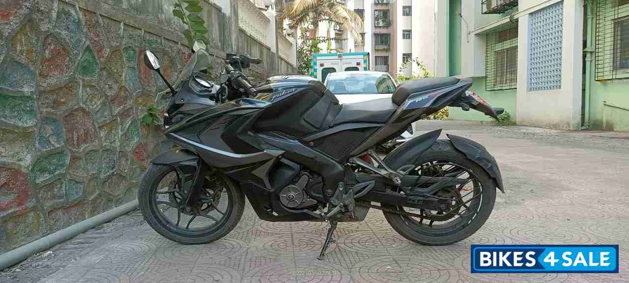 Black Bajaj Pulsar RS 200