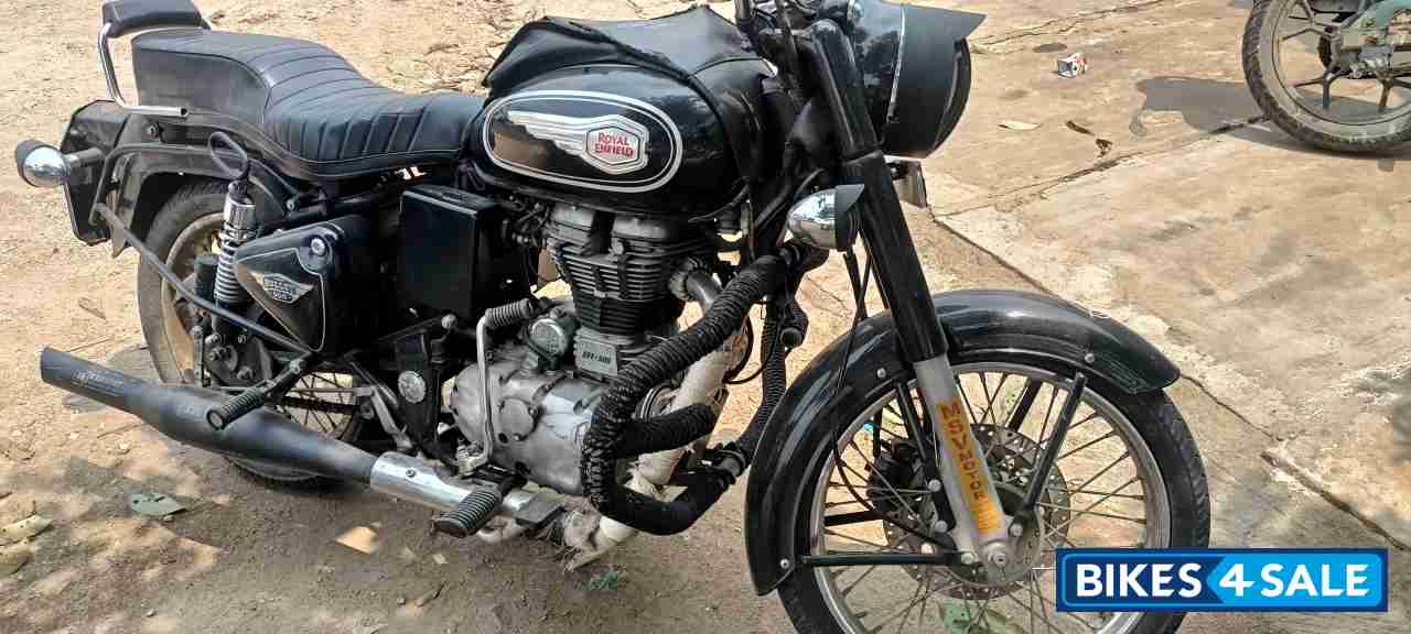 Black Royal Enfield Bullet 500