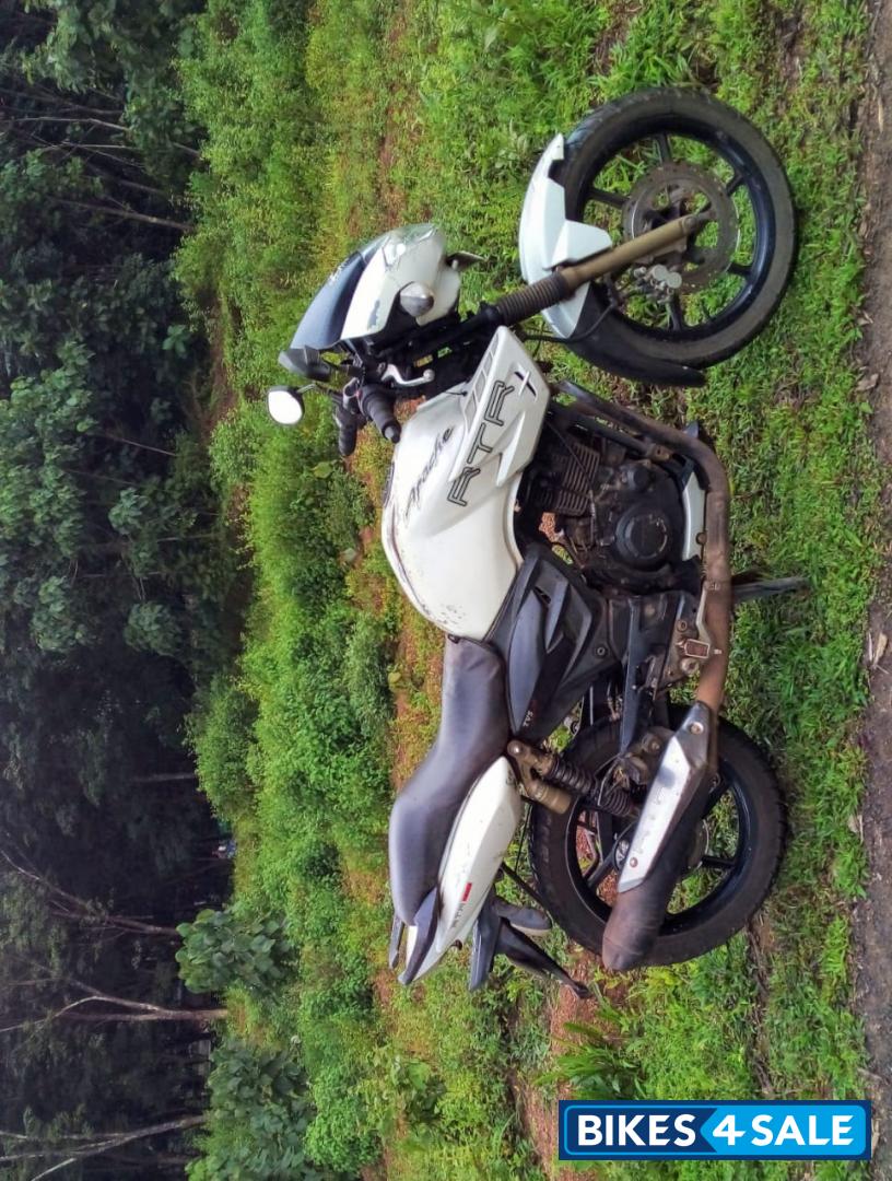 White TVS Apache RTR 180