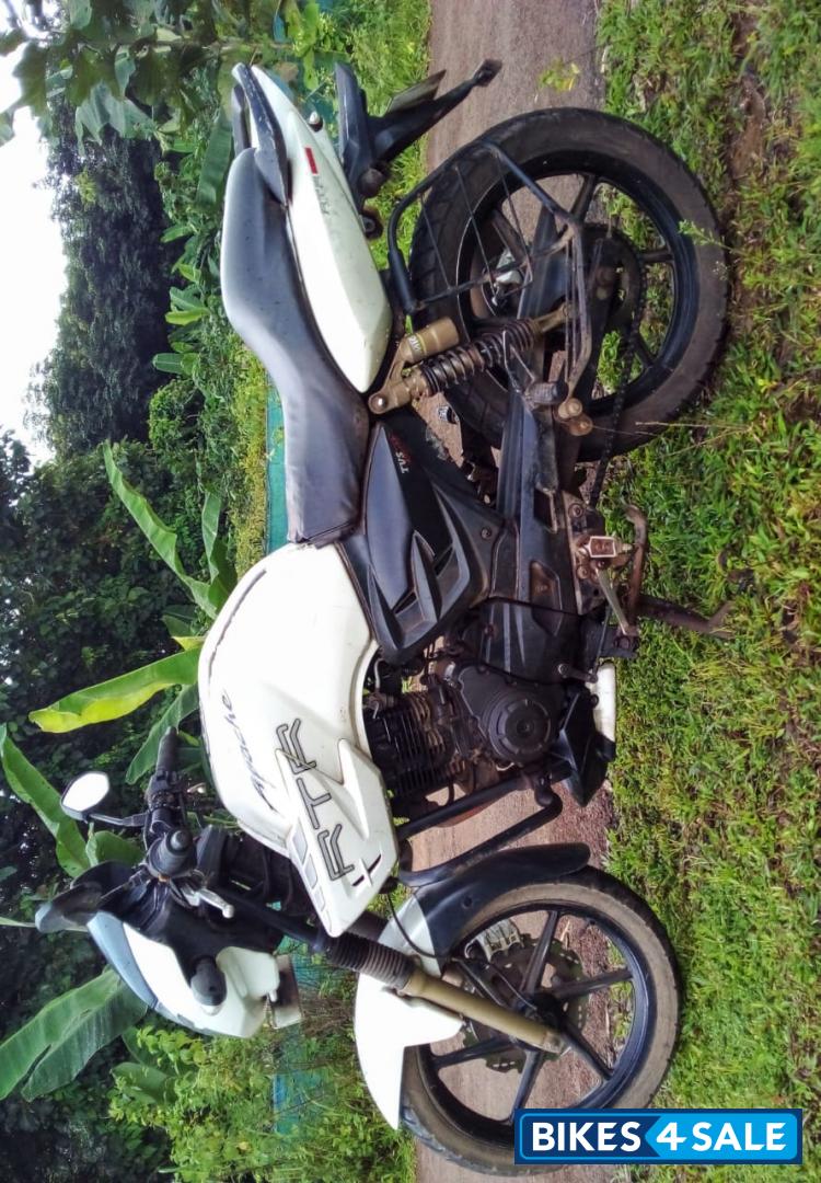 White TVS Apache RTR 180