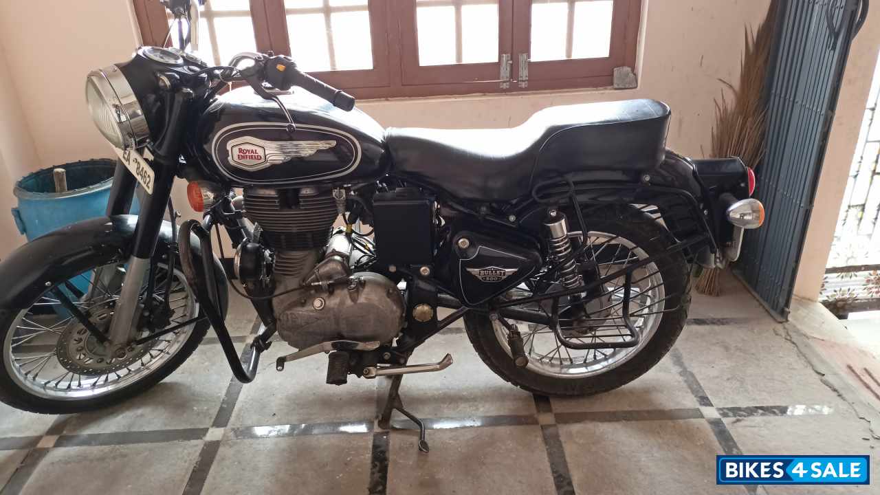 Black Royal Enfield Bullet 500