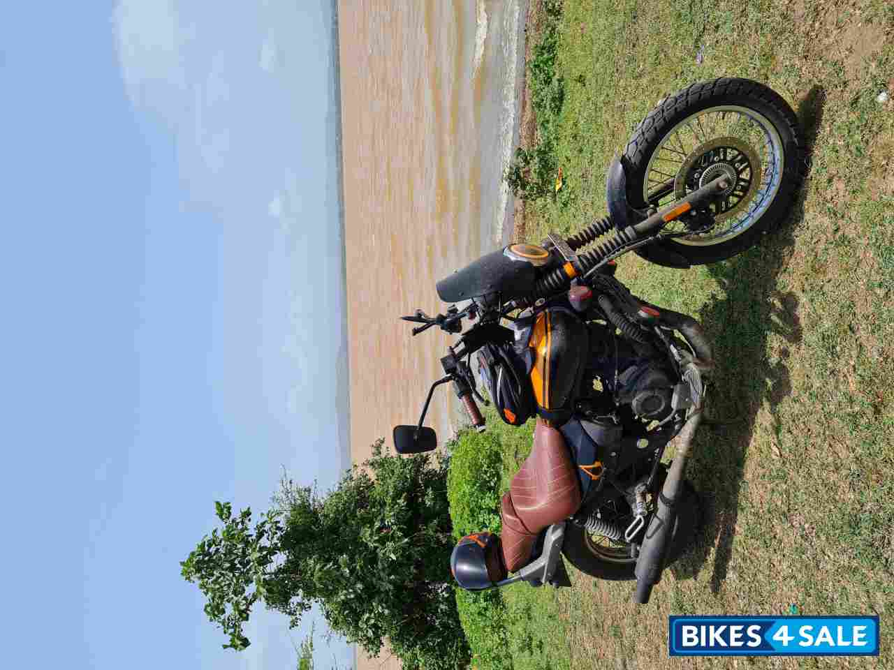 Black Bajaj Avenger Cruise 220 BS6