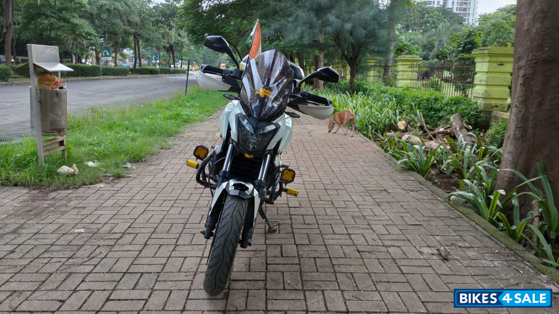 White Bajaj Dominar 400