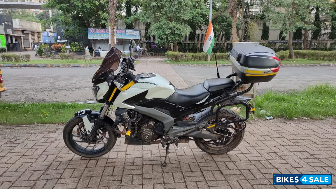 White Bajaj Dominar 400