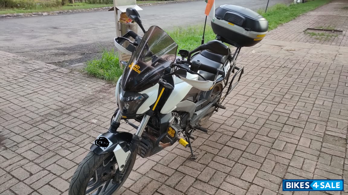 White Bajaj Dominar 400