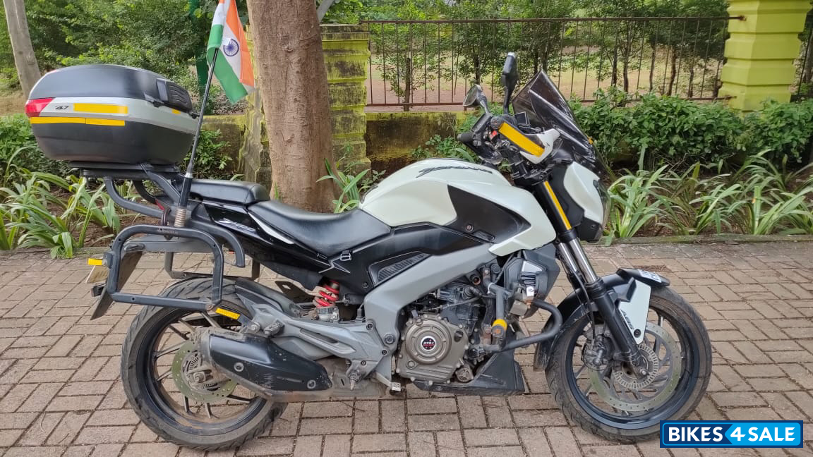 White Bajaj Dominar 400