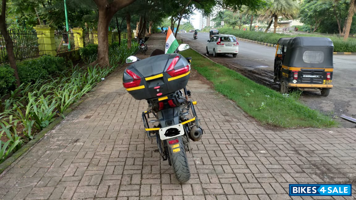White Bajaj Dominar 400