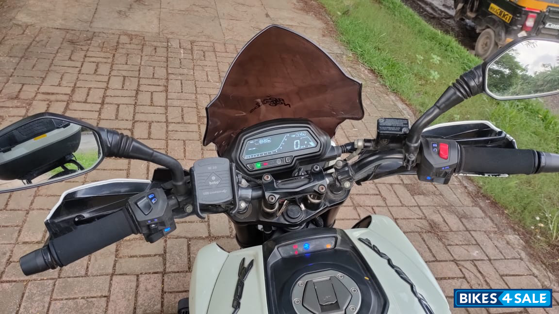 White Bajaj Dominar 400