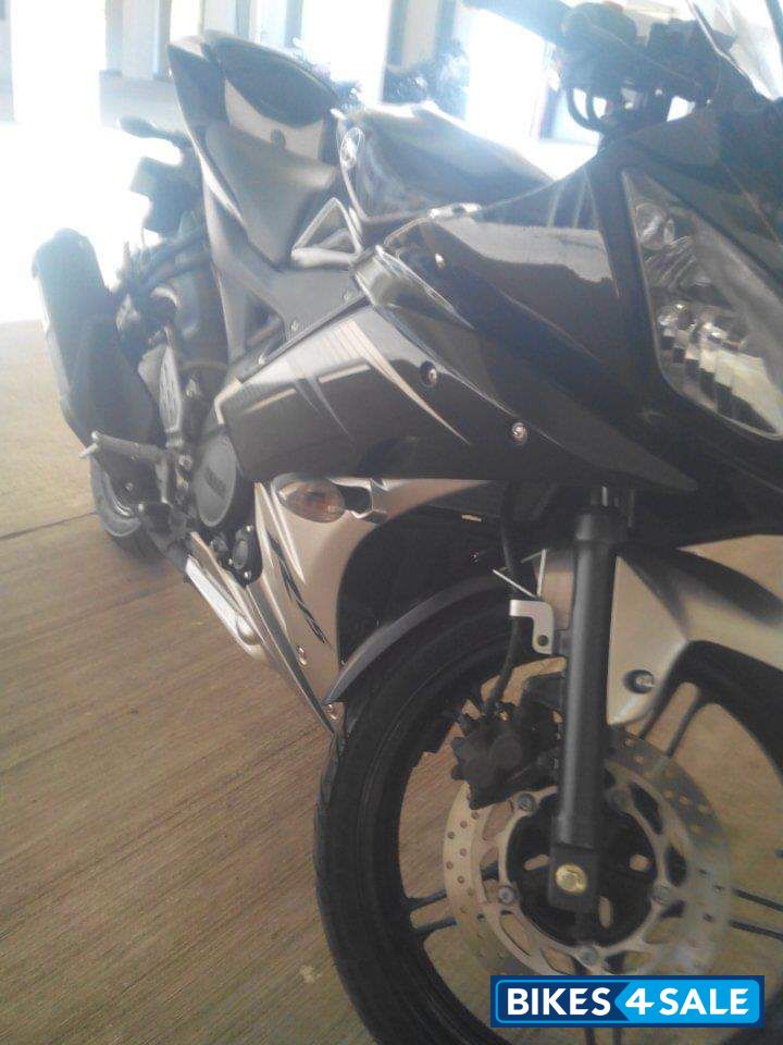 Black Yamaha YZF R15 V2