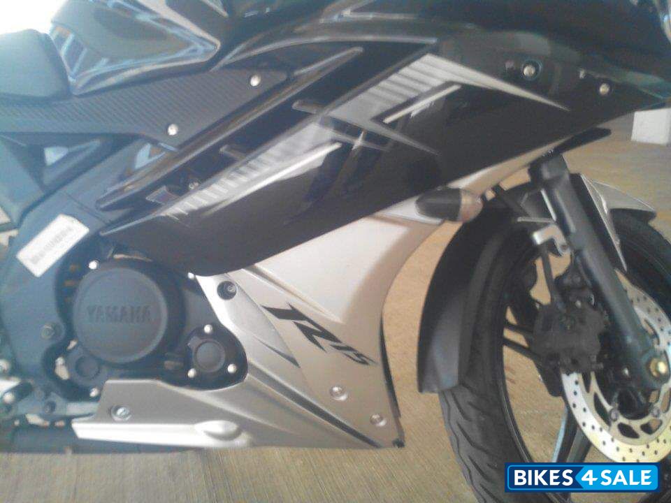 Black Yamaha YZF R15 V2