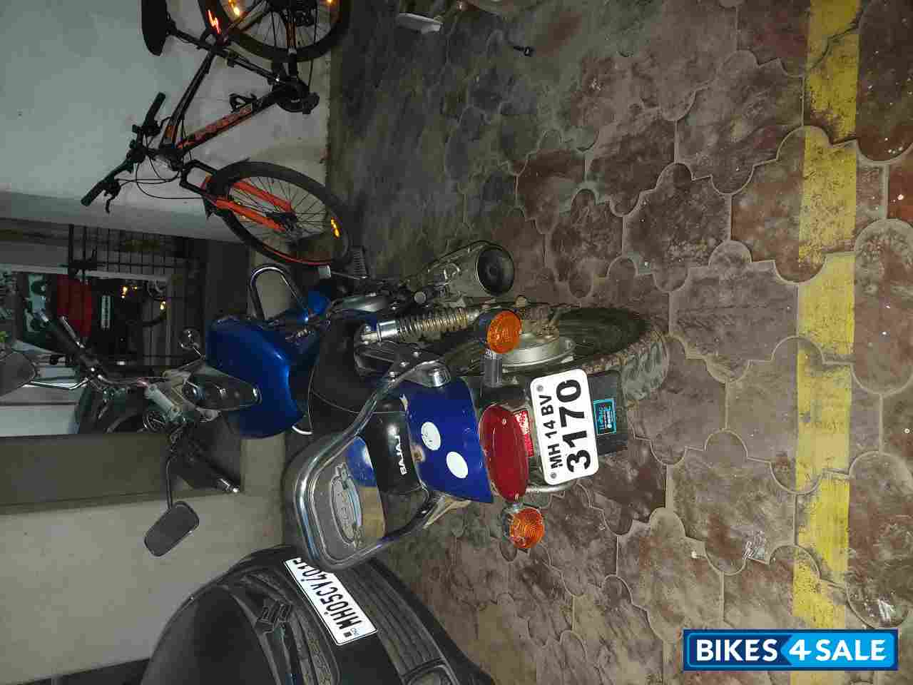 Blue Bajaj Avenger 200 DTS-i