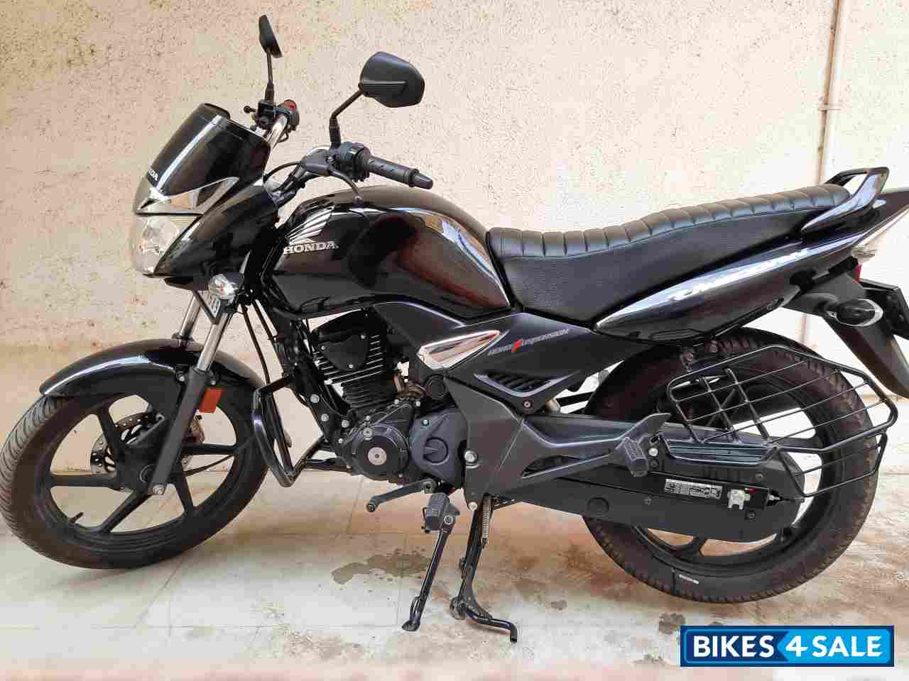 Black Honda Unicorn 160 BS6