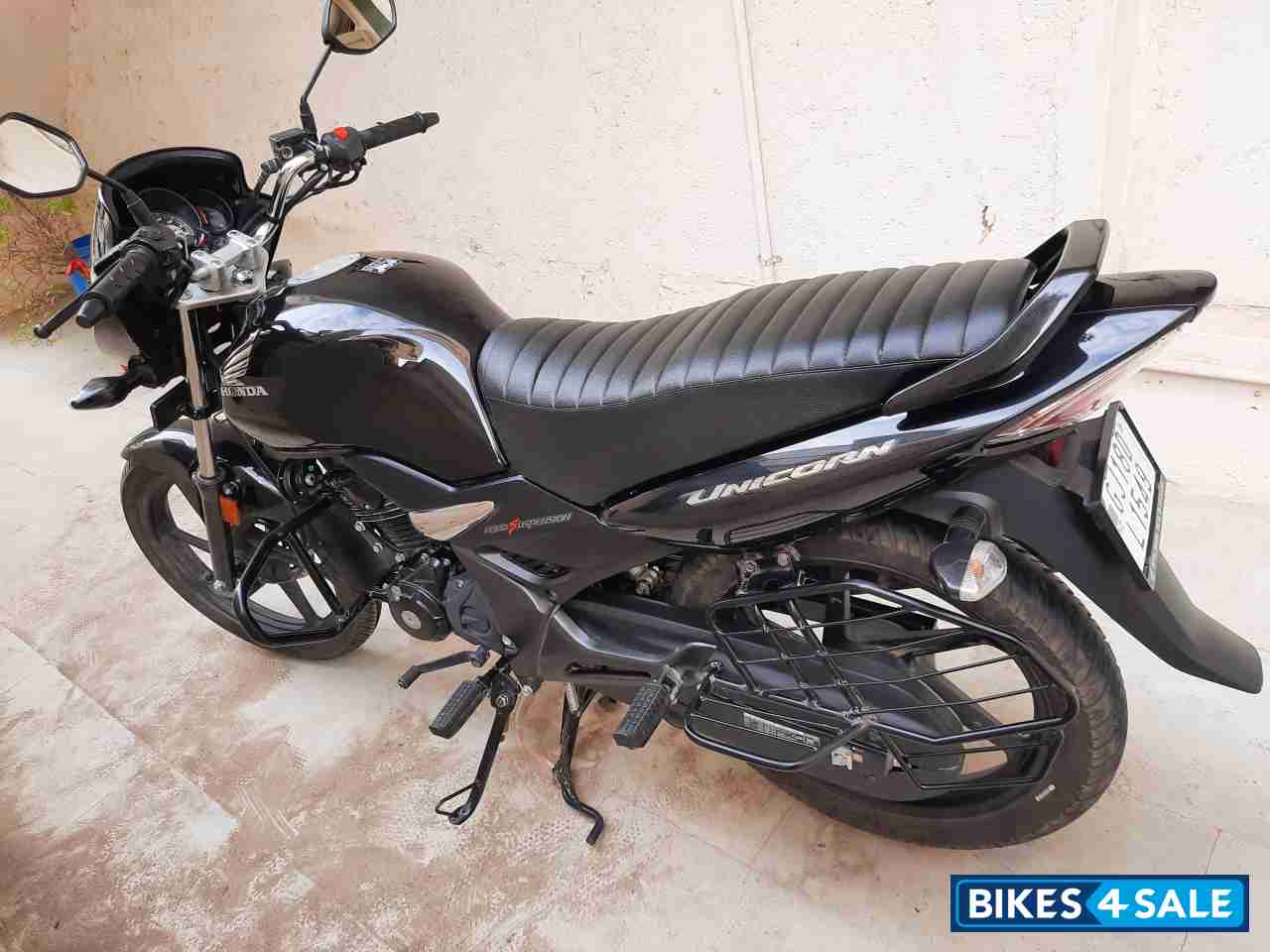 Black Honda Unicorn 160 BS6