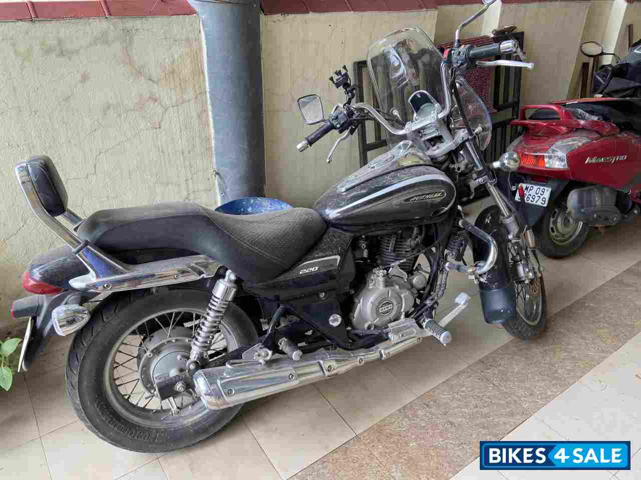 Black Bajaj Avenger Cruise 220