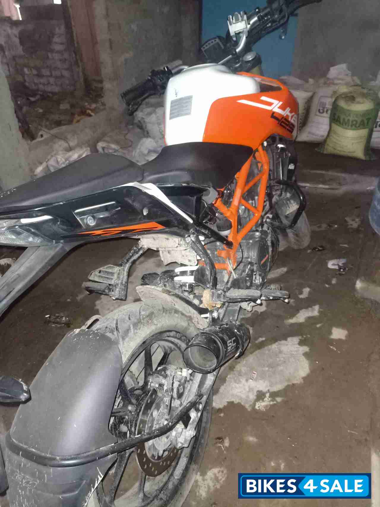 Orange KTM Duke 125 2020