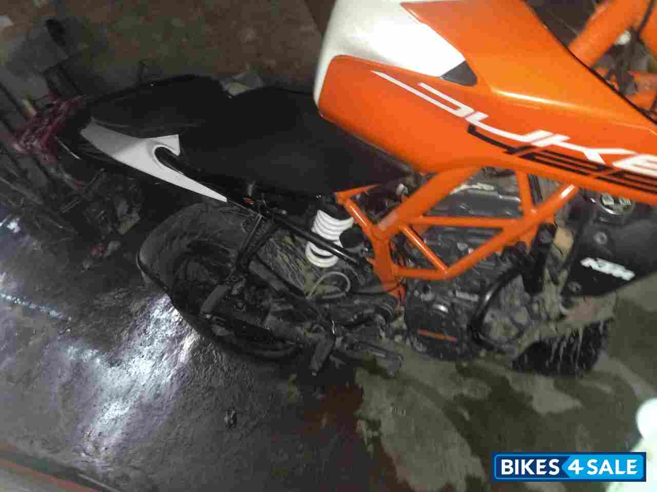 Orange KTM Duke 125 2020