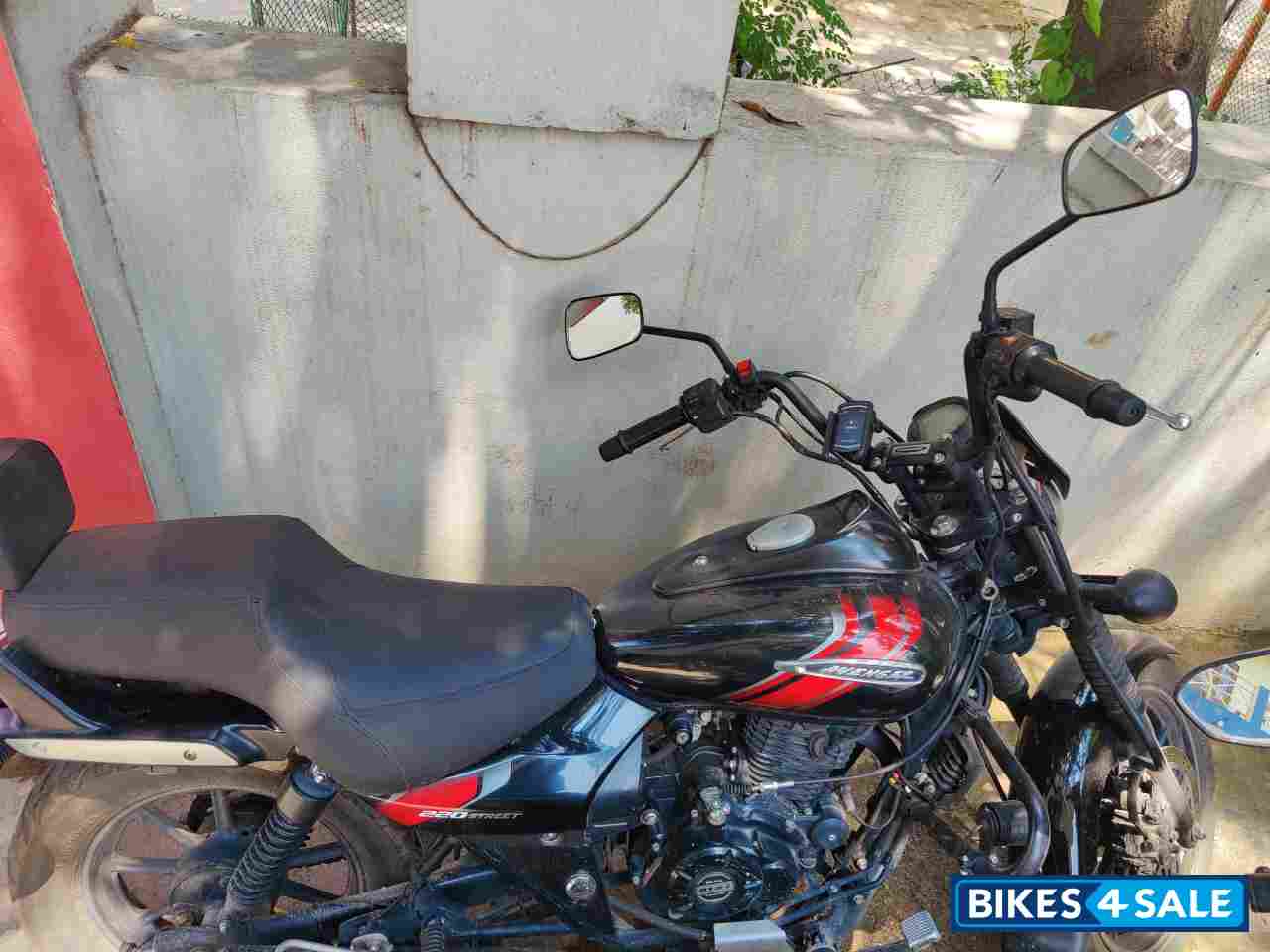 Matte Black Bajaj Avenger Street 220
