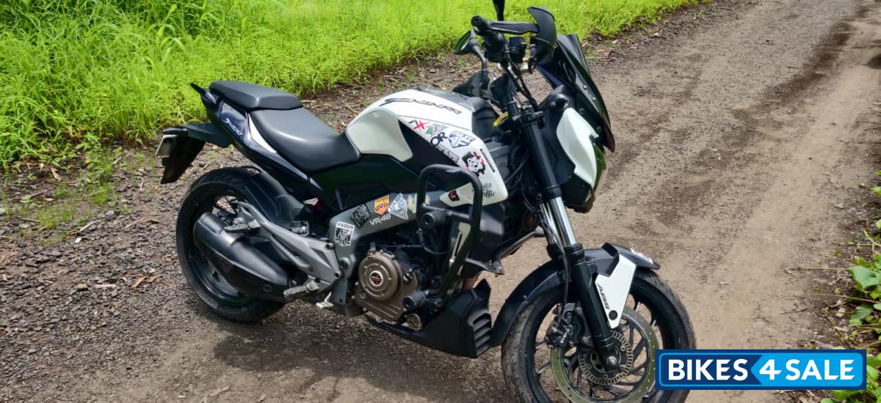 Moon White Bajaj Dominar 400