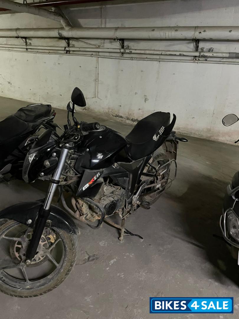 Black Suzuki Gixxer 150