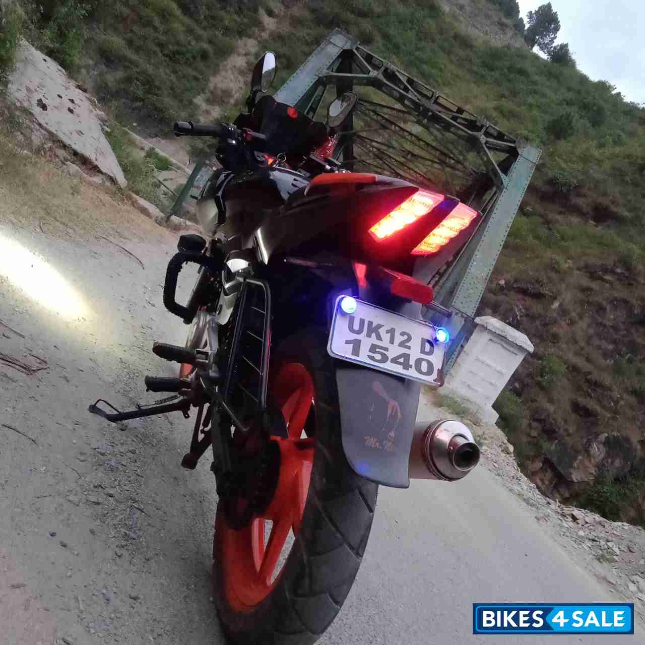 Met Black Bajaj Pulsar 220 DTSi