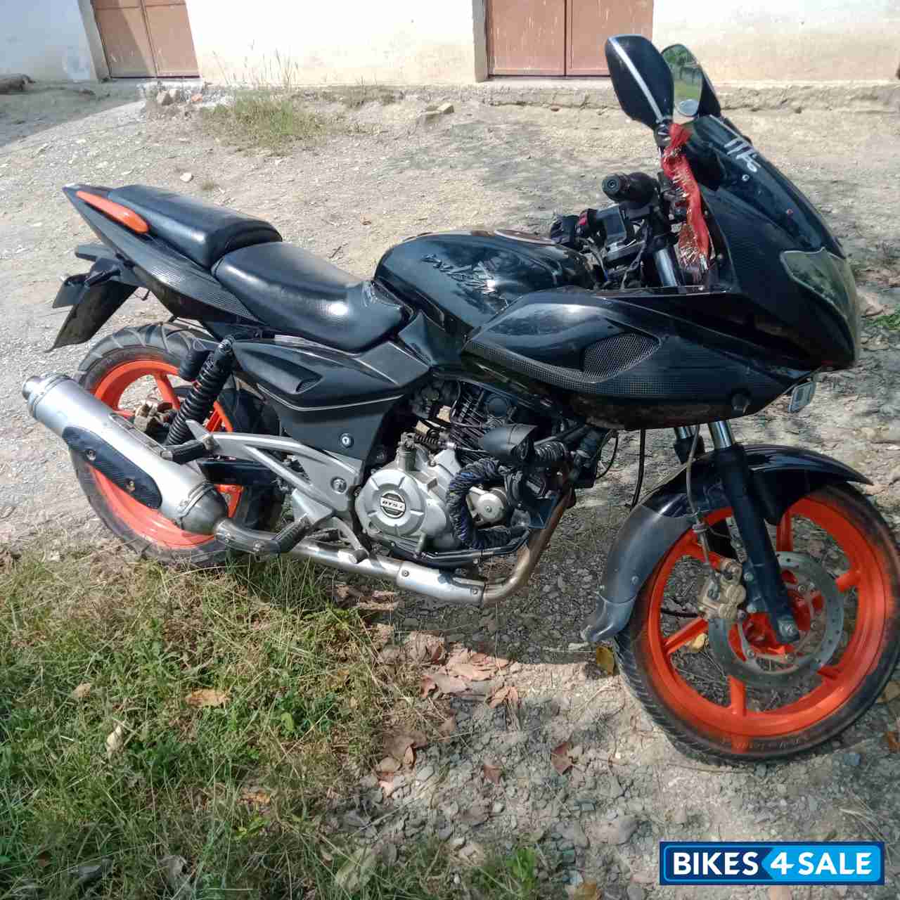 Met Black Bajaj Pulsar 220 DTSi