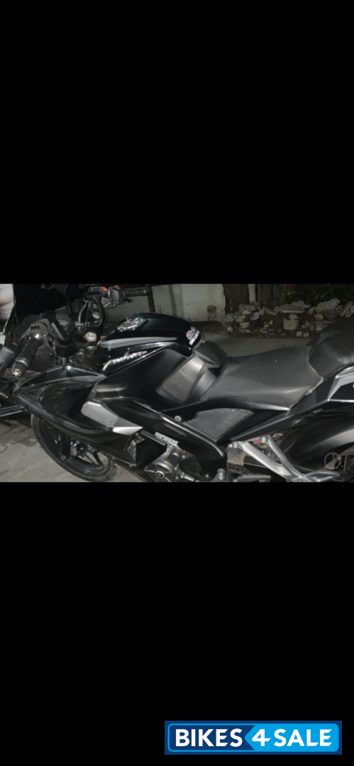 Black Bajaj Pulsar RS 200