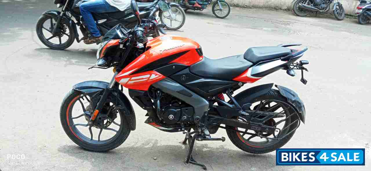 Orange Bajaj Pulsar NS125 BS6