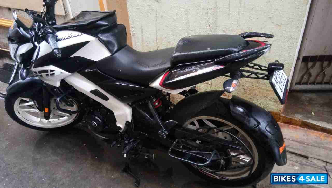 White Bajaj Pulsar 200 NS