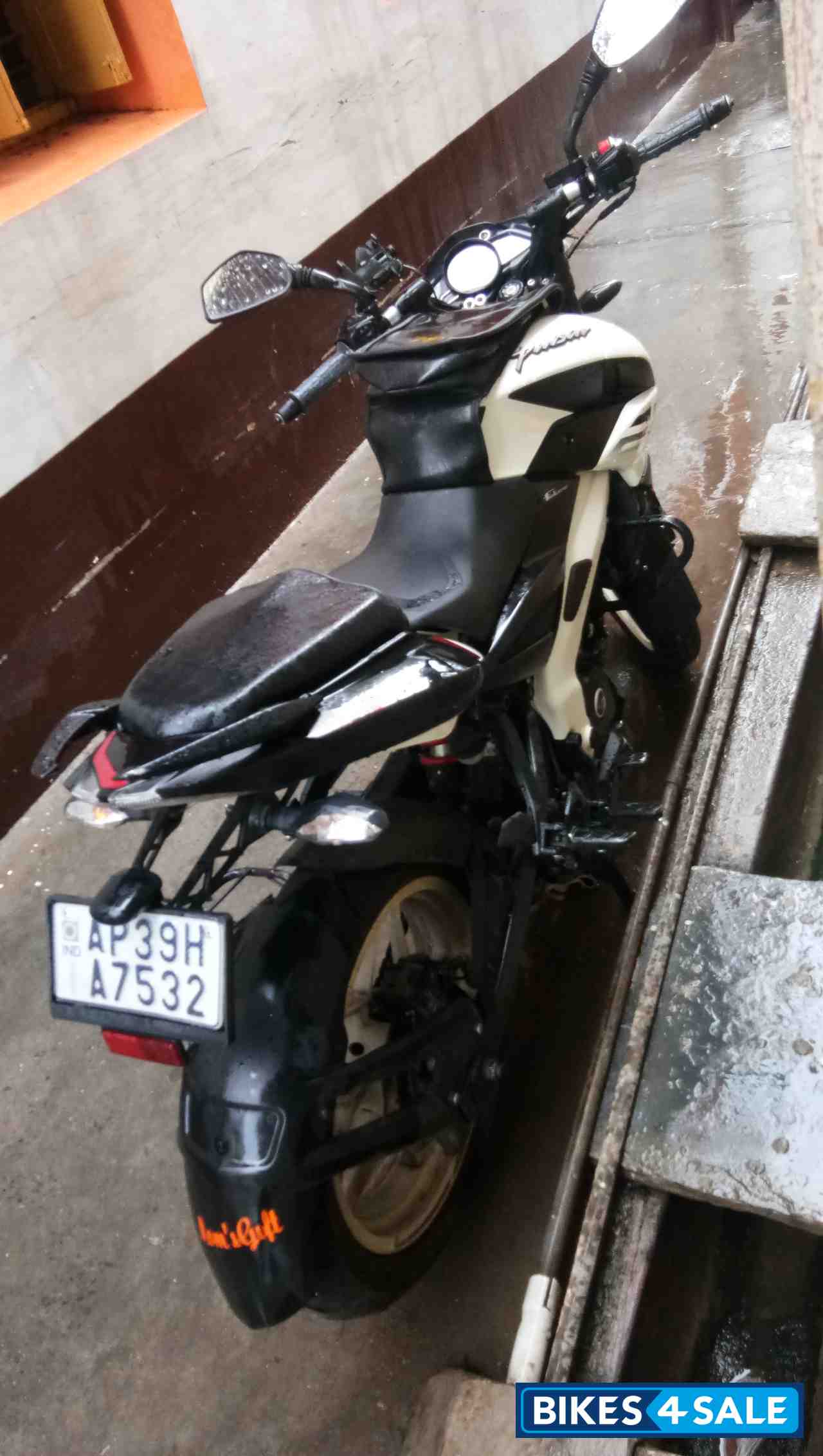 White Bajaj Pulsar 200 NS